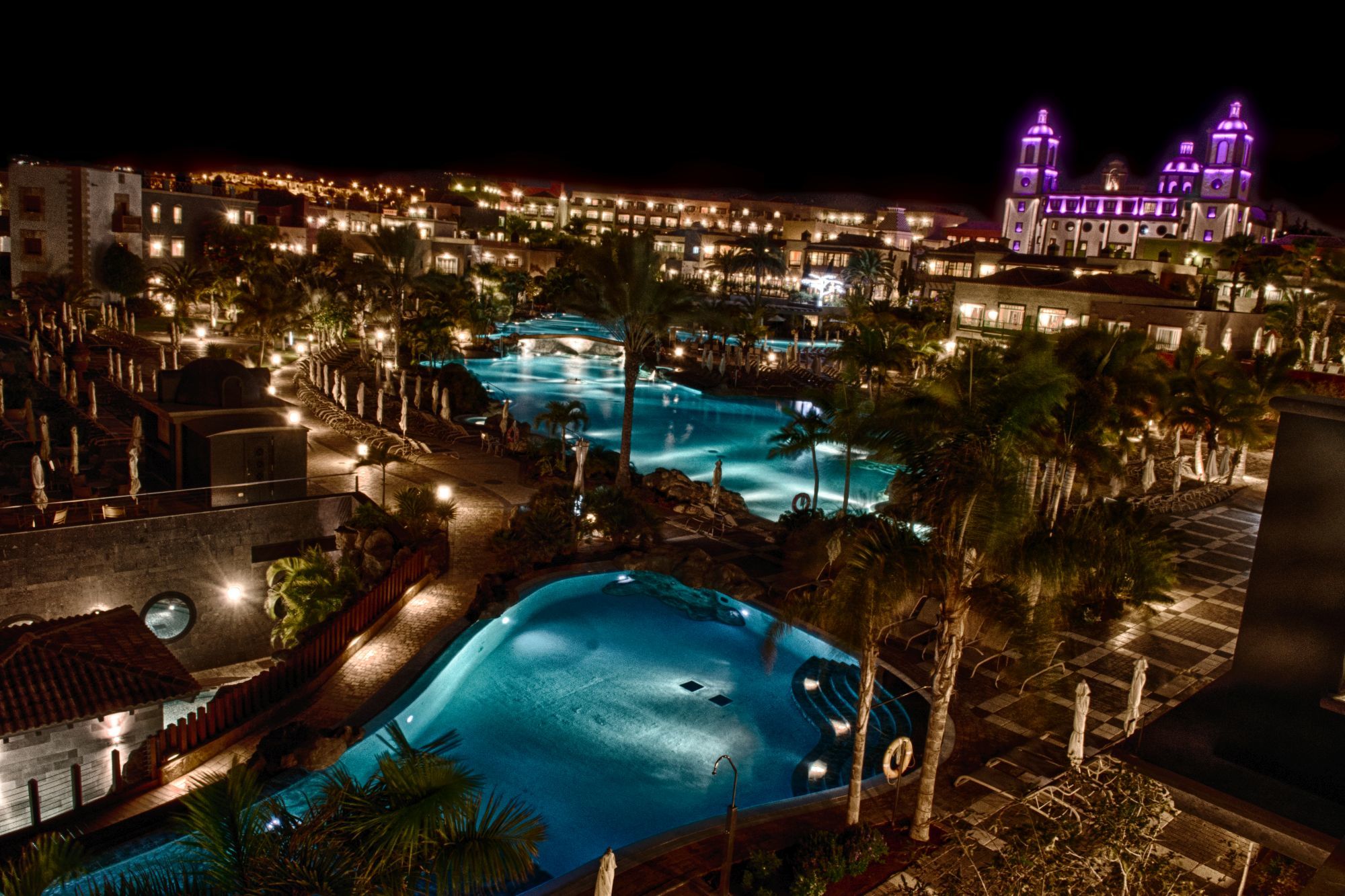 Lopesan Villa del Conde Resort&Thalasso Meloneras Esterno foto Hard Rock Hotel at night