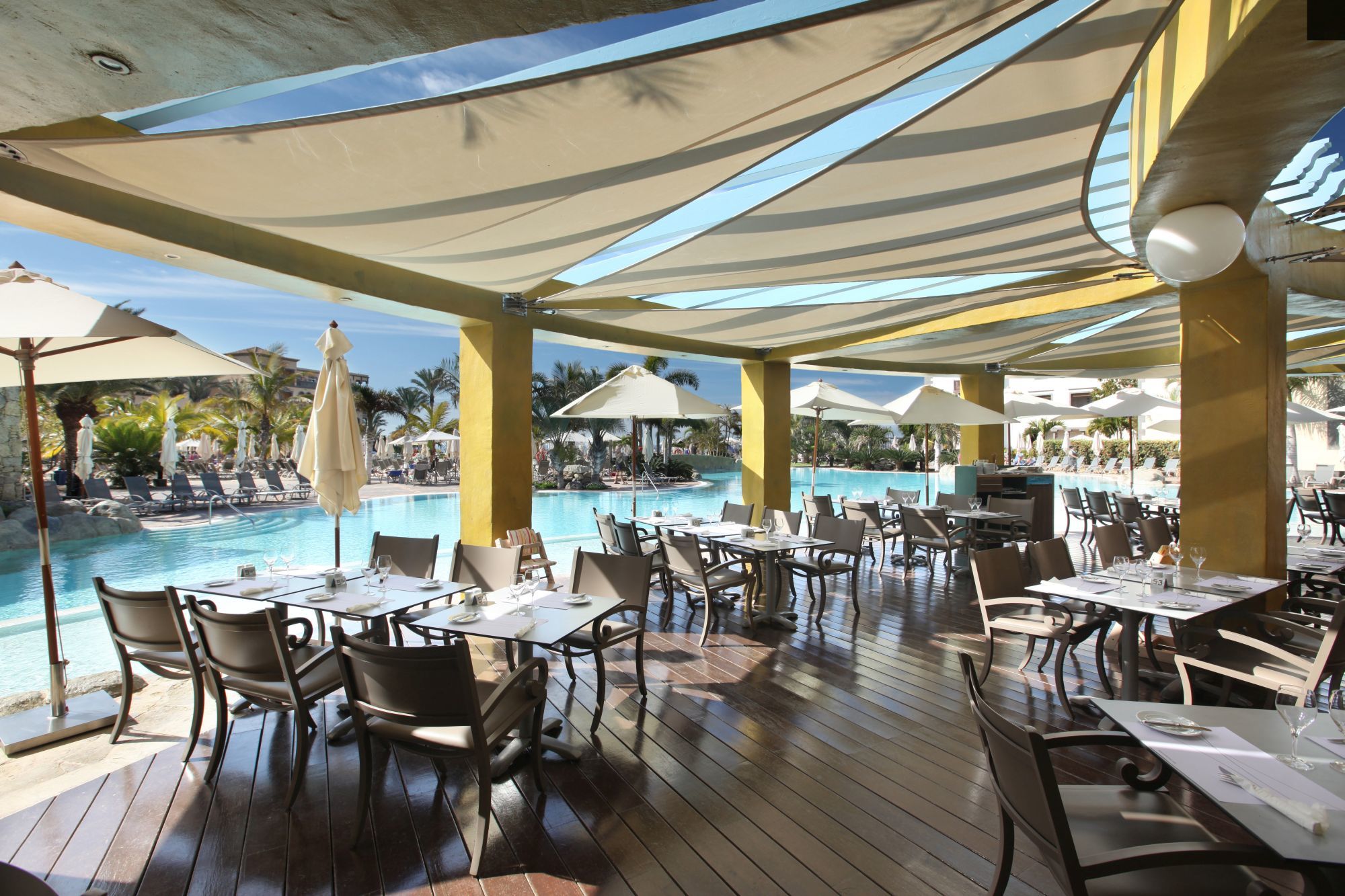 Lopesan Villa del Conde Resort&Thalasso Meloneras Esterno foto The restaurant at the pool