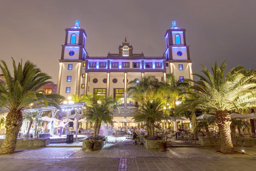 Lopesan Villa del Conde Resort&Thalasso Meloneras Esterno foto The hotel at night