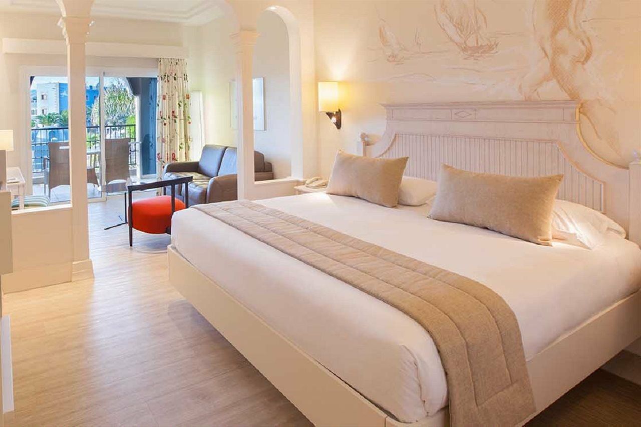 Lopesan Villa del Conde Resort&Thalasso Meloneras Esterno foto A bedroom at the Hotel du Cap