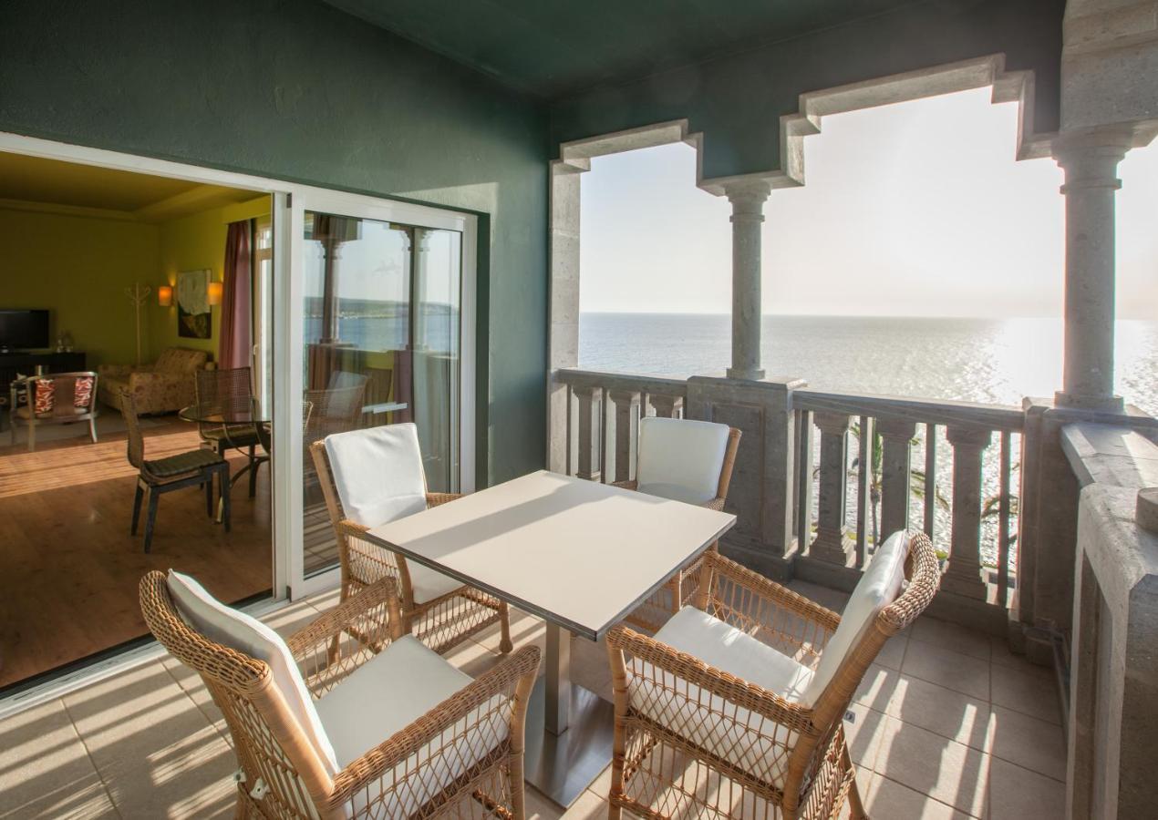 Lopesan Villa del Conde Resort&Thalasso Meloneras Esterno foto A balcony at the Hilton Head Oceanfront Resort