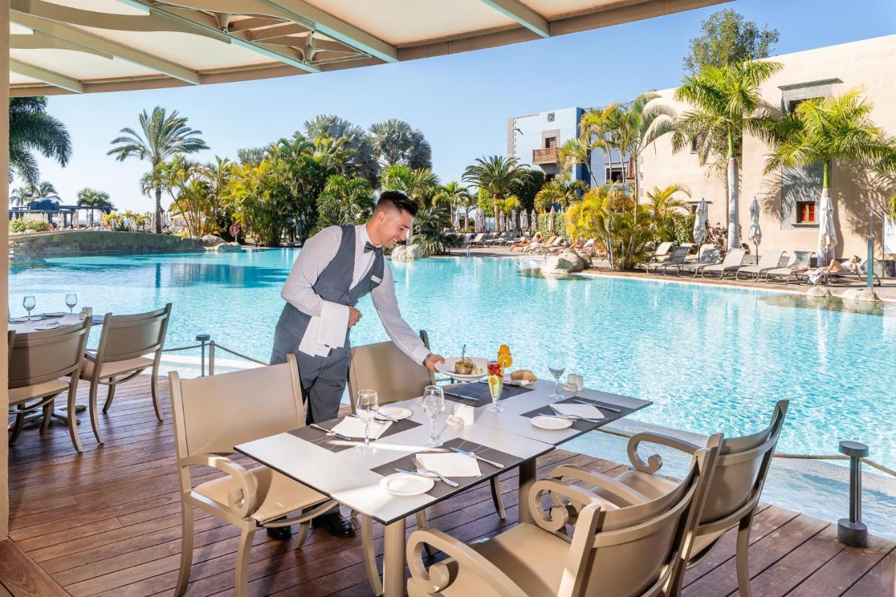 Lopesan Villa del Conde Resort&Thalasso Meloneras Esterno foto A waiter at work
